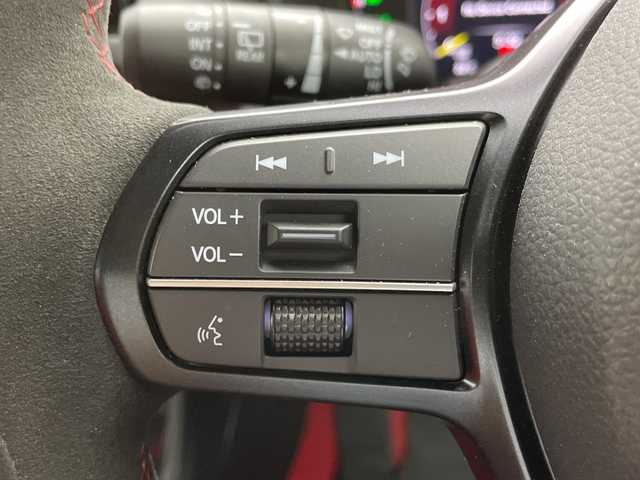 ホンダ シビック タイプR 新潟県 2024(令6)年 0.6万km チャンピオンシップホワイト 純正9インチHonda CONNECTディスプレイ/・フルセグTV/AM/FM/USB/Bluetooth/・AppleCarPlay/AndroidAuto/バックカメラ/ビルトインETC2.0/電子パーキングブレーキ/BRAKE HOLD機能/前席Honda TYPE Rシート/TYPE R専用ステアリングホイール/新車時保証書/取扱説明書/スペアキー１本/Honda SENSING/・衝突軽減ブレーキ（CMBS）/・路外逸脱抑制機能/・アダプティブクルーズコントロール（ACC）/・車線維持支援システム（LKAS）/・近距離衝突軽減ブレーキ/・先行車発進お知らせ機能/・標識認識機能/・ブラインドスポットインフォメーション/・パーキングセンサーシステム