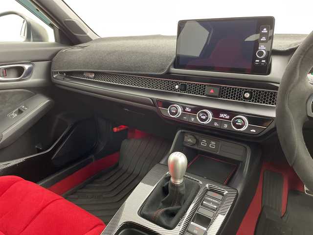 ホンダ シビック タイプR 新潟県 2024(令6)年 0.6万km チャンピオンシップホワイト 純正9インチHonda CONNECTディスプレイ/・フルセグTV/AM/FM/USB/Bluetooth/・AppleCarPlay/AndroidAuto/バックカメラ/ビルトインETC2.0/電子パーキングブレーキ/BRAKE HOLD機能/前席Honda TYPE Rシート/TYPE R専用ステアリングホイール/新車時保証書/取扱説明書/スペアキー１本/Honda SENSING/・衝突軽減ブレーキ（CMBS）/・路外逸脱抑制機能/・アダプティブクルーズコントロール（ACC）/・車線維持支援システム（LKAS）/・近距離衝突軽減ブレーキ/・先行車発進お知らせ機能/・標識認識機能/・ブラインドスポットインフォメーション/・パーキングセンサーシステム