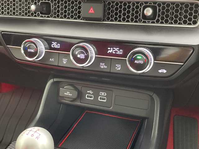 ホンダ シビック タイプR 新潟県 2024(令6)年 0.6万km チャンピオンシップホワイト 純正9インチHonda CONNECTディスプレイ/・フルセグTV/AM/FM/USB/Bluetooth/・AppleCarPlay/AndroidAuto/バックカメラ/ビルトインETC2.0/電子パーキングブレーキ/BRAKE HOLD機能/前席Honda TYPE Rシート/TYPE R専用ステアリングホイール/新車時保証書/取扱説明書/スペアキー１本/Honda SENSING/・衝突軽減ブレーキ（CMBS）/・路外逸脱抑制機能/・アダプティブクルーズコントロール（ACC）/・車線維持支援システム（LKAS）/・近距離衝突軽減ブレーキ/・先行車発進お知らせ機能/・標識認識機能/・ブラインドスポットインフォメーション/・パーキングセンサーシステム