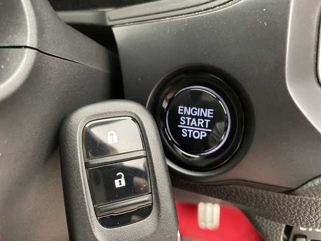 ホンダ シビック タイプR 新潟県 2024(令6)年 0.6万km チャンピオンシップホワイト 純正9インチHonda CONNECTディスプレイ/・フルセグTV/AM/FM/USB/Bluetooth/・AppleCarPlay/AndroidAuto/バックカメラ/ビルトインETC2.0/電子パーキングブレーキ/BRAKE HOLD機能/前席Honda TYPE Rシート/TYPE R専用ステアリングホイール/新車時保証書/取扱説明書/スペアキー１本/Honda SENSING/・衝突軽減ブレーキ（CMBS）/・路外逸脱抑制機能/・アダプティブクルーズコントロール（ACC）/・車線維持支援システム（LKAS）/・近距離衝突軽減ブレーキ/・先行車発進お知らせ機能/・標識認識機能/・ブラインドスポットインフォメーション/・パーキングセンサーシステム