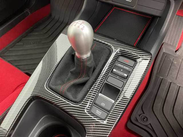 ホンダ シビック タイプR 新潟県 2024(令6)年 0.6万km チャンピオンシップホワイト 純正9インチHonda CONNECTディスプレイ/・フルセグTV/AM/FM/USB/Bluetooth/・AppleCarPlay/AndroidAuto/バックカメラ/ビルトインETC2.0/電子パーキングブレーキ/BRAKE HOLD機能/前席Honda TYPE Rシート/TYPE R専用ステアリングホイール/新車時保証書/取扱説明書/スペアキー１本/Honda SENSING/・衝突軽減ブレーキ（CMBS）/・路外逸脱抑制機能/・アダプティブクルーズコントロール（ACC）/・車線維持支援システム（LKAS）/・近距離衝突軽減ブレーキ/・先行車発進お知らせ機能/・標識認識機能/・ブラインドスポットインフォメーション/・パーキングセンサーシステム