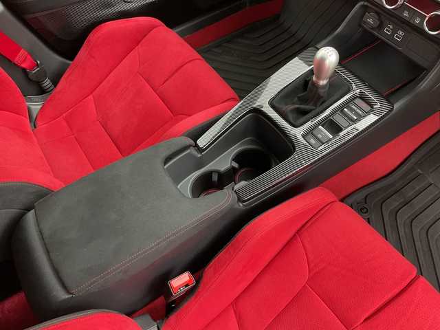 ホンダ シビック タイプR 新潟県 2024(令6)年 0.6万km チャンピオンシップホワイト 純正9インチHonda CONNECTディスプレイ/・フルセグTV/AM/FM/USB/Bluetooth/・AppleCarPlay/AndroidAuto/バックカメラ/ビルトインETC2.0/電子パーキングブレーキ/BRAKE HOLD機能/前席Honda TYPE Rシート/TYPE R専用ステアリングホイール/新車時保証書/取扱説明書/スペアキー１本/Honda SENSING/・衝突軽減ブレーキ（CMBS）/・路外逸脱抑制機能/・アダプティブクルーズコントロール（ACC）/・車線維持支援システム（LKAS）/・近距離衝突軽減ブレーキ/・先行車発進お知らせ機能/・標識認識機能/・ブラインドスポットインフォメーション/・パーキングセンサーシステム