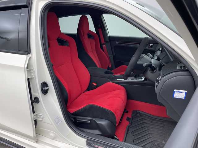 ホンダ シビック タイプR 新潟県 2024(令6)年 0.6万km チャンピオンシップホワイト 純正9インチHonda CONNECTディスプレイ/・フルセグTV/AM/FM/USB/Bluetooth/・AppleCarPlay/AndroidAuto/バックカメラ/ビルトインETC2.0/電子パーキングブレーキ/BRAKE HOLD機能/前席Honda TYPE Rシート/TYPE R専用ステアリングホイール/新車時保証書/取扱説明書/スペアキー１本/Honda SENSING/・衝突軽減ブレーキ（CMBS）/・路外逸脱抑制機能/・アダプティブクルーズコントロール（ACC）/・車線維持支援システム（LKAS）/・近距離衝突軽減ブレーキ/・先行車発進お知らせ機能/・標識認識機能/・ブラインドスポットインフォメーション/・パーキングセンサーシステム