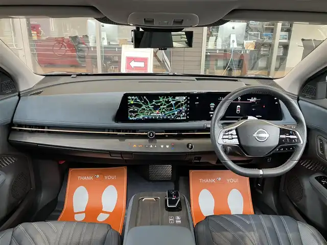 日産 アリア B6 神奈川県 2022(令4)年 1.4万km ダークメタルグレー 純正ナビ/・AM/FM/HDMI/BT/・AppleCarPlay/AndroidAuto/・フルセグTV/全周囲カメラ/・フロント/バック/サイド/プロパイロット2.0/衝突防止支援/踏み間違い防止支援/後側方車両検知支援/後側方車両衝突防止支援/車両逸脱警報/車両逸脱防止支援/駐車支援/オートマチックハイビーム/純正革巻きステアリング/・ステアリングスイッチ/レザーシート/・D/N席パワーシート/・D/N席シートヒーター/・全席シートヒーター/オートライト/・LEDライト/・フォグランプ/デジタルインナーミラー/電動アームレスト/サンルーフ/ETC2.0/BOSEプレミアムサウンド/前後ドライブレコーダー/電動格納ミラー/・ウィンカーミラー/e-pedal/置くだけ充電/電動サイドブレーキ/・オートホールドボタン/パワーバックドア/純正ドアバイザー/純正アルミホイール/純正フロアマット/スマートキー/・スペアキー