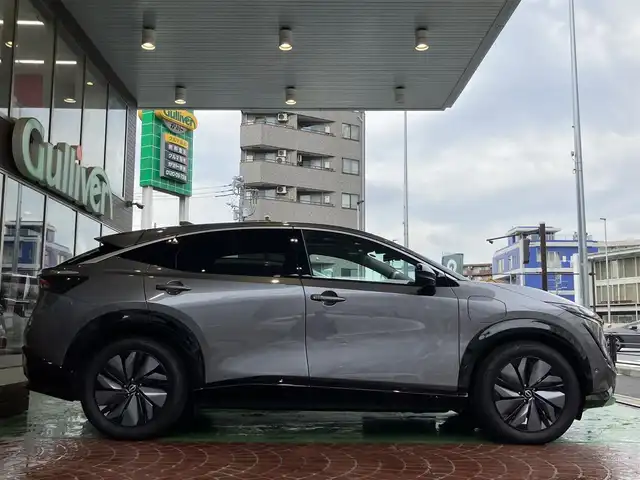 日産 アリア B6 神奈川県 2022(令4)年 1.4万km ダークメタルグレー 純正ナビ/・AM/FM/HDMI/BT/・AppleCarPlay/AndroidAuto/・フルセグTV/全周囲カメラ/・フロント/バック/サイド/プロパイロット2.0/衝突防止支援/踏み間違い防止支援/後側方車両検知支援/後側方車両衝突防止支援/車両逸脱警報/車両逸脱防止支援/駐車支援/オートマチックハイビーム/純正革巻きステアリング/・ステアリングスイッチ/レザーシート/・D/N席パワーシート/・D/N席シートヒーター/・全席シートヒーター/オートライト/・LEDライト/・フォグランプ/デジタルインナーミラー/電動アームレスト/サンルーフ/ETC2.0/BOSEプレミアムサウンド/前後ドライブレコーダー/電動格納ミラー/・ウィンカーミラー/e-pedal/置くだけ充電/電動サイドブレーキ/・オートホールドボタン/パワーバックドア/純正ドアバイザー/純正アルミホイール/純正フロアマット/スマートキー/・スペアキー