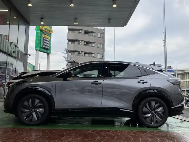 日産 アリア B6 神奈川県 2022(令4)年 1.4万km ダークメタルグレー 純正ナビ/・AM/FM/HDMI/BT/・AppleCarPlay/AndroidAuto/・フルセグTV/全周囲カメラ/・フロント/バック/サイド/プロパイロット2.0/衝突防止支援/踏み間違い防止支援/後側方車両検知支援/後側方車両衝突防止支援/車両逸脱警報/車両逸脱防止支援/駐車支援/オートマチックハイビーム/純正革巻きステアリング/・ステアリングスイッチ/レザーシート/・D/N席パワーシート/・D/N席シートヒーター/・全席シートヒーター/オートライト/・LEDライト/・フォグランプ/デジタルインナーミラー/電動アームレスト/サンルーフ/ETC2.0/BOSEプレミアムサウンド/前後ドライブレコーダー/電動格納ミラー/・ウィンカーミラー/e-pedal/置くだけ充電/電動サイドブレーキ/・オートホールドボタン/パワーバックドア/純正ドアバイザー/純正アルミホイール/純正フロアマット/スマートキー/・スペアキー