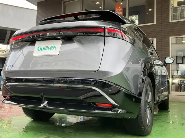 日産 アリア B6 神奈川県 2022(令4)年 1.4万km ダークメタルグレー 純正ナビ/・AM/FM/HDMI/BT/・AppleCarPlay/AndroidAuto/・フルセグTV/全周囲カメラ/・フロント/バック/サイド/プロパイロット2.0/衝突防止支援/踏み間違い防止支援/後側方車両検知支援/後側方車両衝突防止支援/車両逸脱警報/車両逸脱防止支援/駐車支援/オートマチックハイビーム/純正革巻きステアリング/・ステアリングスイッチ/レザーシート/・D/N席パワーシート/・D/N席シートヒーター/・全席シートヒーター/オートライト/・LEDライト/・フォグランプ/デジタルインナーミラー/電動アームレスト/サンルーフ/ETC2.0/BOSEプレミアムサウンド/前後ドライブレコーダー/電動格納ミラー/・ウィンカーミラー/e-pedal/置くだけ充電/電動サイドブレーキ/・オートホールドボタン/パワーバックドア/純正ドアバイザー/純正アルミホイール/純正フロアマット/スマートキー/・スペアキー