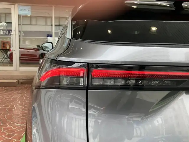 日産 アリア B6 神奈川県 2022(令4)年 1.4万km ダークメタルグレー 純正ナビ/・AM/FM/HDMI/BT/・AppleCarPlay/AndroidAuto/・フルセグTV/全周囲カメラ/・フロント/バック/サイド/プロパイロット2.0/衝突防止支援/踏み間違い防止支援/後側方車両検知支援/後側方車両衝突防止支援/車両逸脱警報/車両逸脱防止支援/駐車支援/オートマチックハイビーム/純正革巻きステアリング/・ステアリングスイッチ/レザーシート/・D/N席パワーシート/・D/N席シートヒーター/・全席シートヒーター/オートライト/・LEDライト/・フォグランプ/デジタルインナーミラー/電動アームレスト/サンルーフ/ETC2.0/BOSEプレミアムサウンド/前後ドライブレコーダー/電動格納ミラー/・ウィンカーミラー/e-pedal/置くだけ充電/電動サイドブレーキ/・オートホールドボタン/パワーバックドア/純正ドアバイザー/純正アルミホイール/純正フロアマット/スマートキー/・スペアキー