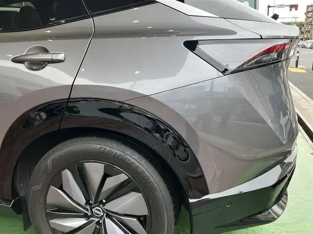 日産 アリア B6 神奈川県 2022(令4)年 1.4万km ダークメタルグレー 純正ナビ/・AM/FM/HDMI/BT/・AppleCarPlay/AndroidAuto/・フルセグTV/全周囲カメラ/・フロント/バック/サイド/プロパイロット2.0/衝突防止支援/踏み間違い防止支援/後側方車両検知支援/後側方車両衝突防止支援/車両逸脱警報/車両逸脱防止支援/駐車支援/オートマチックハイビーム/純正革巻きステアリング/・ステアリングスイッチ/レザーシート/・D/N席パワーシート/・D/N席シートヒーター/・全席シートヒーター/オートライト/・LEDライト/・フォグランプ/デジタルインナーミラー/電動アームレスト/サンルーフ/ETC2.0/BOSEプレミアムサウンド/前後ドライブレコーダー/電動格納ミラー/・ウィンカーミラー/e-pedal/置くだけ充電/電動サイドブレーキ/・オートホールドボタン/パワーバックドア/純正ドアバイザー/純正アルミホイール/純正フロアマット/スマートキー/・スペアキー