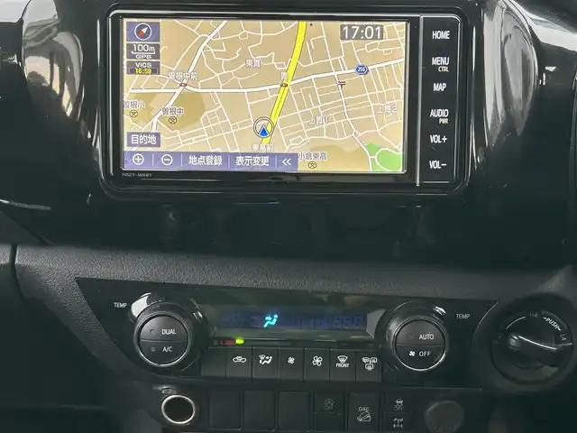 トヨタ ハイラックス Z 福岡県 2022(令4)年 2.5万km スーパーホワイトⅡ ワンオーナー/4WD/純正メモリナビ【NSZT-W68T】/　(AM/FM/CD/DVD/Bluetooth/フルセグTV)/バックカメラ/運転支援装置/・プリクラッシュセーフティ/・レーンディパーチャーアラート/・ロードサインアシスト/・レーダークルーズコントロール/・先行車発進告知/・クリアランスソナー/・リヤデフロック/・ダウンヒルアシストコントロールシステム/荷台トノカバー/パワーヒーター/排出ガス浄化/純正17インチアルミホイール/革巻きステアリング/ステアリングスイッチ/純正フロアマット/純正ETC/スペアタイヤ/アクセサリーソケット/ISOFIX/スペアキー×2(鍵のみ)/保証書/取扱説明書/ナビ取扱説明書