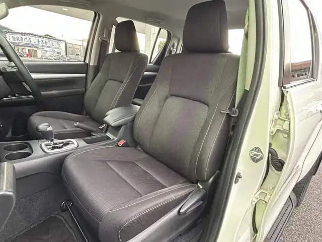 トヨタ ハイラックス Z 福岡県 2022(令4)年 2.5万km スーパーホワイトⅡ ワンオーナー/4WD/純正メモリナビ【NSZT-W68T】/　(AM/FM/CD/DVD/Bluetooth/フルセグTV)/バックカメラ/運転支援装置/・プリクラッシュセーフティ/・レーンディパーチャーアラート/・ロードサインアシスト/・レーダークルーズコントロール/・先行車発進告知/・クリアランスソナー/・リヤデフロック/・ダウンヒルアシストコントロールシステム/荷台トノカバー/パワーヒーター/排出ガス浄化/純正17インチアルミホイール/革巻きステアリング/ステアリングスイッチ/純正フロアマット/純正ETC/スペアタイヤ/アクセサリーソケット/ISOFIX/スペアキー×2(鍵のみ)/保証書/取扱説明書/ナビ取扱説明書