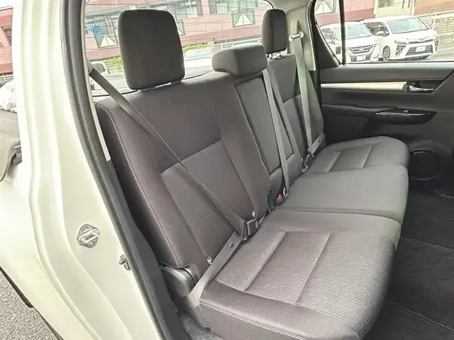 トヨタ ハイラックス Z 福岡県 2022(令4)年 2.5万km スーパーホワイトⅡ ワンオーナー/4WD/純正メモリナビ【NSZT-W68T】/　(AM/FM/CD/DVD/Bluetooth/フルセグTV)/バックカメラ/運転支援装置/・プリクラッシュセーフティ/・レーンディパーチャーアラート/・ロードサインアシスト/・レーダークルーズコントロール/・先行車発進告知/・クリアランスソナー/・リヤデフロック/・ダウンヒルアシストコントロールシステム/荷台トノカバー/パワーヒーター/排出ガス浄化/純正17インチアルミホイール/革巻きステアリング/ステアリングスイッチ/純正フロアマット/純正ETC/スペアタイヤ/アクセサリーソケット/ISOFIX/スペアキー×2(鍵のみ)/保証書/取扱説明書/ナビ取扱説明書