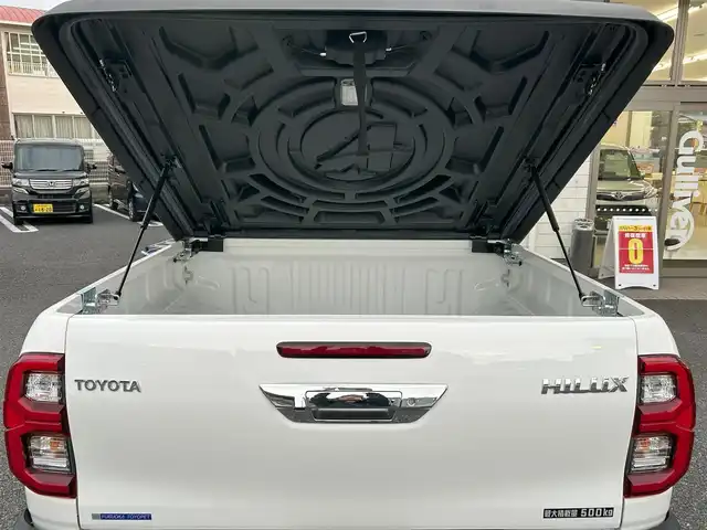 トヨタ ハイラックス Z 福岡県 2022(令4)年 2.5万km スーパーホワイトⅡ ワンオーナー/4WD/純正メモリナビ【NSZT-W68T】/　(AM/FM/CD/DVD/Bluetooth/フルセグTV)/バックカメラ/運転支援装置/・プリクラッシュセーフティ/・レーンディパーチャーアラート/・ロードサインアシスト/・レーダークルーズコントロール/・先行車発進告知/・クリアランスソナー/・リヤデフロック/・ダウンヒルアシストコントロールシステム/荷台トノカバー/パワーヒーター/排出ガス浄化/純正17インチアルミホイール/革巻きステアリング/ステアリングスイッチ/純正フロアマット/純正ETC/スペアタイヤ/アクセサリーソケット/ISOFIX/スペアキー×2(鍵のみ)/保証書/取扱説明書/ナビ取扱説明書