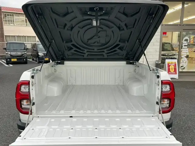 トヨタ ハイラックス Z 福岡県 2022(令4)年 2.5万km スーパーホワイトⅡ ワンオーナー/4WD/純正メモリナビ【NSZT-W68T】/　(AM/FM/CD/DVD/Bluetooth/フルセグTV)/バックカメラ/運転支援装置/・プリクラッシュセーフティ/・レーンディパーチャーアラート/・ロードサインアシスト/・レーダークルーズコントロール/・先行車発進告知/・クリアランスソナー/・リヤデフロック/・ダウンヒルアシストコントロールシステム/荷台トノカバー/パワーヒーター/排出ガス浄化/純正17インチアルミホイール/革巻きステアリング/ステアリングスイッチ/純正フロアマット/純正ETC/スペアタイヤ/アクセサリーソケット/ISOFIX/スペアキー×2(鍵のみ)/保証書/取扱説明書/ナビ取扱説明書