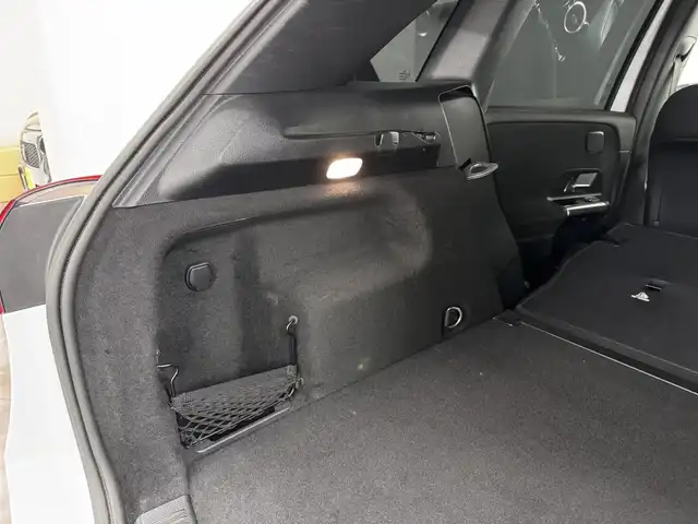 メルセデス・ベンツ Ｂ２００ｄ AMGライン 三重県 2020(令2)年 2.4万km デジタルホワイト ディーゼル・ターボ/FF/MTモード付コラム8AT/10.25インチナビ MBUX/（AM/FM/TV/USB-C/Bluetooth/CarPlay/AndroidAuto）/360°カメラシステム*/ドライブレコーダー 前後/ETC2.0/安全/レーダーセーフティパッケージ*/●PRE-SAFEブレーキ、PRE-SAFE＋/●アクティブレーンキーピングアシスト/●ブラインドスポットアシスト/●アクティブディスタンスアシスト・ディストロニック（追従走行・自動再発進機能付クルコン）/●パークトロニック（コーナーセンサー）/●アクティブパーキングアシスト/●レーンチェンジアシスト/●アテンションアシスト/など/装備/【AMGライン*】/●18インチ5ツインスポークAW/●ステンレスペダル/●アダプティブハイビームアシスト・プラス/【アドバンスドパッケージ*】/●ヘッドアップディスプレイ/●アドバンスドサウンドシステム（10スピーカー）/・ハーフレザーシート/・シートヒーター（D/N）/・メモリー付12wayパワーシート（D/N）/・左右独立オートエアコン/・LEDインテリジェントライトシステム/・オートトランク/など/*…メーカーOP