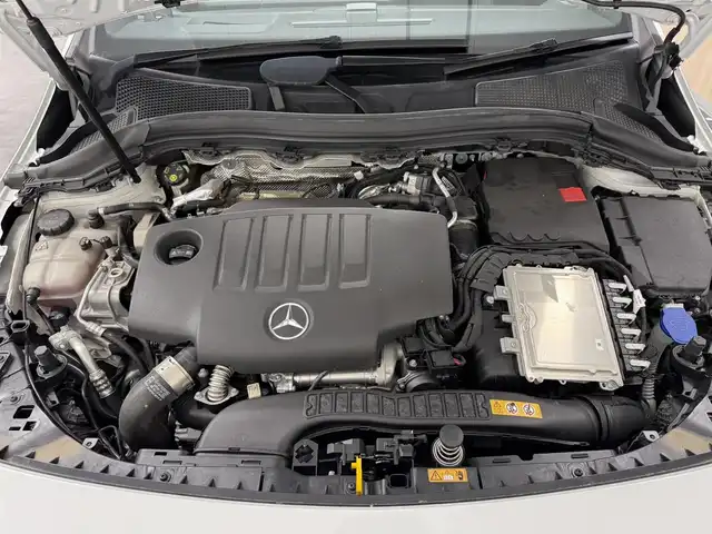 メルセデス・ベンツ Ｂ２００ｄ AMGライン 三重県 2020(令2)年 2.4万km デジタルホワイト ディーゼル・ターボ/FF/MTモード付コラム8AT/10.25インチナビ MBUX/（AM/FM/TV/USB-C/Bluetooth/CarPlay/AndroidAuto）/360°カメラシステム*/ドライブレコーダー 前後/ETC2.0/安全/レーダーセーフティパッケージ*/●PRE-SAFEブレーキ、PRE-SAFE＋/●アクティブレーンキーピングアシスト/●ブラインドスポットアシスト/●アクティブディスタンスアシスト・ディストロニック（追従走行・自動再発進機能付クルコン）/●パークトロニック（コーナーセンサー）/●アクティブパーキングアシスト/●レーンチェンジアシスト/●アテンションアシスト/など/装備/【AMGライン*】/●18インチ5ツインスポークAW/●ステンレスペダル/●アダプティブハイビームアシスト・プラス/【アドバンスドパッケージ*】/●ヘッドアップディスプレイ/●アドバンスドサウンドシステム（10スピーカー）/・ハーフレザーシート/・シートヒーター（D/N）/・メモリー付12wayパワーシート（D/N）/・左右独立オートエアコン/・LEDインテリジェントライトシステム/・オートトランク/など/*…メーカーOP