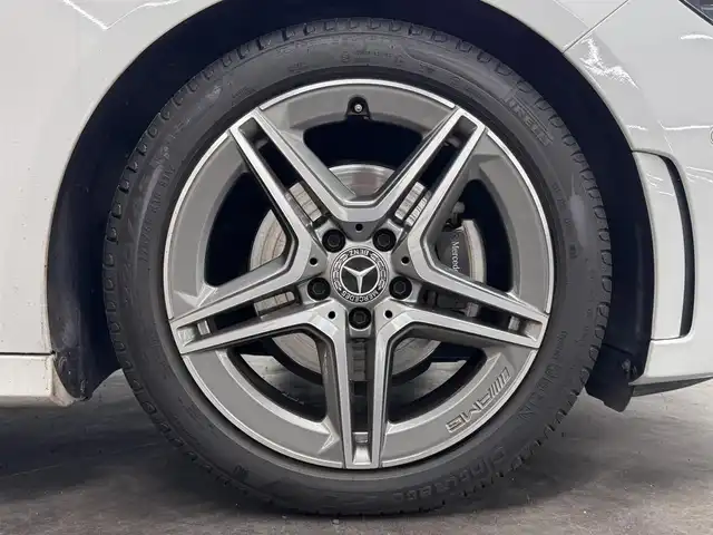 メルセデス・ベンツ Ｂ２００ｄ AMGライン 三重県 2020(令2)年 2.4万km デジタルホワイト ディーゼル・ターボ/FF/MTモード付コラム8AT/10.25インチナビ MBUX/（AM/FM/TV/USB-C/Bluetooth/CarPlay/AndroidAuto）/360°カメラシステム*/ドライブレコーダー 前後/ETC2.0/安全/レーダーセーフティパッケージ*/●PRE-SAFEブレーキ、PRE-SAFE＋/●アクティブレーンキーピングアシスト/●ブラインドスポットアシスト/●アクティブディスタンスアシスト・ディストロニック（追従走行・自動再発進機能付クルコン）/●パークトロニック（コーナーセンサー）/●アクティブパーキングアシスト/●レーンチェンジアシスト/●アテンションアシスト/など/装備/【AMGライン*】/●18インチ5ツインスポークAW/●ステンレスペダル/●アダプティブハイビームアシスト・プラス/【アドバンスドパッケージ*】/●ヘッドアップディスプレイ/●アドバンスドサウンドシステム（10スピーカー）/・ハーフレザーシート/・シートヒーター（D/N）/・メモリー付12wayパワーシート（D/N）/・左右独立オートエアコン/・LEDインテリジェントライトシステム/・オートトランク/など/*…メーカーOP