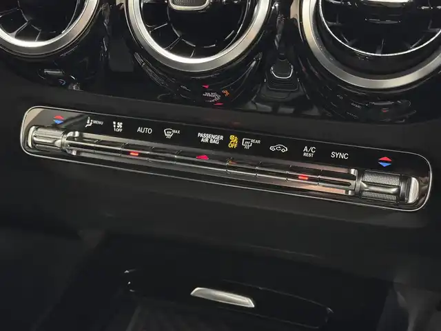 メルセデス・ベンツ Ｂ２００ｄ AMGライン 三重県 2020(令2)年 2.4万km デジタルホワイト ディーゼル・ターボ/FF/MTモード付コラム8AT/10.25インチナビ MBUX/（AM/FM/TV/USB-C/Bluetooth/CarPlay/AndroidAuto）/360°カメラシステム*/ドライブレコーダー 前後/ETC2.0/安全/レーダーセーフティパッケージ*/●PRE-SAFEブレーキ、PRE-SAFE＋/●アクティブレーンキーピングアシスト/●ブラインドスポットアシスト/●アクティブディスタンスアシスト・ディストロニック（追従走行・自動再発進機能付クルコン）/●パークトロニック（コーナーセンサー）/●アクティブパーキングアシスト/●レーンチェンジアシスト/●アテンションアシスト/など/装備/【AMGライン*】/●18インチ5ツインスポークAW/●ステンレスペダル/●アダプティブハイビームアシスト・プラス/【アドバンスドパッケージ*】/●ヘッドアップディスプレイ/●アドバンスドサウンドシステム（10スピーカー）/・ハーフレザーシート/・シートヒーター（D/N）/・メモリー付12wayパワーシート（D/N）/・左右独立オートエアコン/・LEDインテリジェントライトシステム/・オートトランク/など/*…メーカーOP