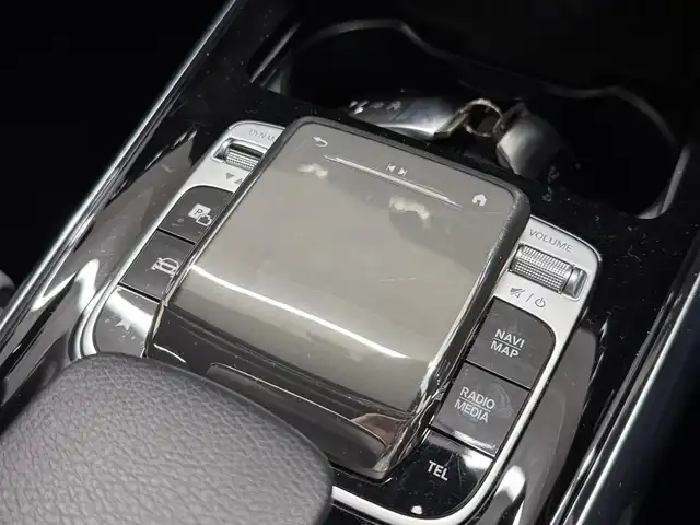 メルセデス・ベンツ Ｂ２００ｄ AMGライン 三重県 2020(令2)年 2.4万km デジタルホワイト ディーゼル・ターボ/FF/MTモード付コラム8AT/10.25インチナビ MBUX/（AM/FM/TV/USB-C/Bluetooth/CarPlay/AndroidAuto）/360°カメラシステム*/ドライブレコーダー 前後/ETC2.0/安全/レーダーセーフティパッケージ*/●PRE-SAFEブレーキ、PRE-SAFE＋/●アクティブレーンキーピングアシスト/●ブラインドスポットアシスト/●アクティブディスタンスアシスト・ディストロニック（追従走行・自動再発進機能付クルコン）/●パークトロニック（コーナーセンサー）/●アクティブパーキングアシスト/●レーンチェンジアシスト/●アテンションアシスト/など/装備/【AMGライン*】/●18インチ5ツインスポークAW/●ステンレスペダル/●アダプティブハイビームアシスト・プラス/【アドバンスドパッケージ*】/●ヘッドアップディスプレイ/●アドバンスドサウンドシステム（10スピーカー）/・ハーフレザーシート/・シートヒーター（D/N）/・メモリー付12wayパワーシート（D/N）/・左右独立オートエアコン/・LEDインテリジェントライトシステム/・オートトランク/など/*…メーカーOP