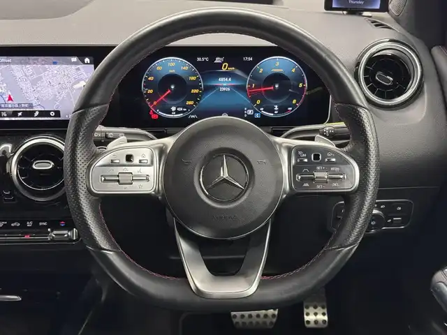 メルセデス・ベンツ Ｂ２００ｄ AMGライン 三重県 2020(令2)年 2.4万km デジタルホワイト ディーゼル・ターボ/FF/MTモード付コラム8AT/10.25インチナビ MBUX/（AM/FM/TV/USB-C/Bluetooth/CarPlay/AndroidAuto）/360°カメラシステム*/ドライブレコーダー 前後/ETC2.0/安全/レーダーセーフティパッケージ*/●PRE-SAFEブレーキ、PRE-SAFE＋/●アクティブレーンキーピングアシスト/●ブラインドスポットアシスト/●アクティブディスタンスアシスト・ディストロニック（追従走行・自動再発進機能付クルコン）/●パークトロニック（コーナーセンサー）/●アクティブパーキングアシスト/●レーンチェンジアシスト/●アテンションアシスト/など/装備/【AMGライン*】/●18インチ5ツインスポークAW/●ステンレスペダル/●アダプティブハイビームアシスト・プラス/【アドバンスドパッケージ*】/●ヘッドアップディスプレイ/●アドバンスドサウンドシステム（10スピーカー）/・ハーフレザーシート/・シートヒーター（D/N）/・メモリー付12wayパワーシート（D/N）/・左右独立オートエアコン/・LEDインテリジェントライトシステム/・オートトランク/など/*…メーカーOP