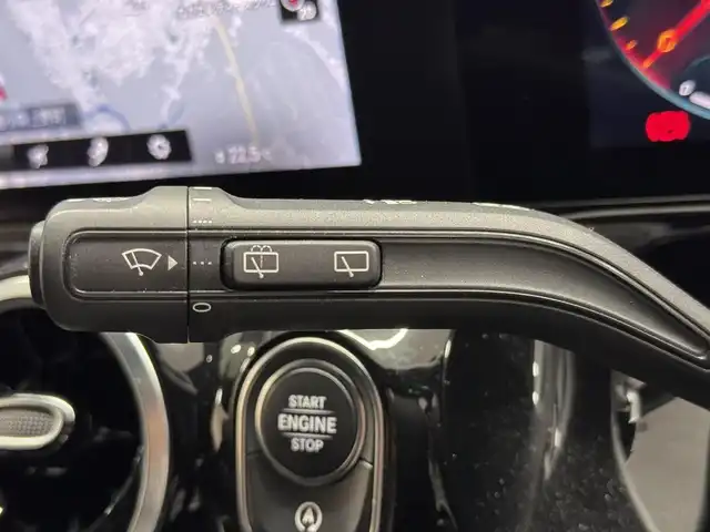 メルセデス・ベンツ Ｂ２００ｄ AMGライン 三重県 2020(令2)年 2.4万km デジタルホワイト ディーゼル・ターボ/FF/MTモード付コラム8AT/10.25インチナビ MBUX/（AM/FM/TV/USB-C/Bluetooth/CarPlay/AndroidAuto）/360°カメラシステム*/ドライブレコーダー 前後/ETC2.0/安全/レーダーセーフティパッケージ*/●PRE-SAFEブレーキ、PRE-SAFE＋/●アクティブレーンキーピングアシスト/●ブラインドスポットアシスト/●アクティブディスタンスアシスト・ディストロニック（追従走行・自動再発進機能付クルコン）/●パークトロニック（コーナーセンサー）/●アクティブパーキングアシスト/●レーンチェンジアシスト/●アテンションアシスト/など/装備/【AMGライン*】/●18インチ5ツインスポークAW/●ステンレスペダル/●アダプティブハイビームアシスト・プラス/【アドバンスドパッケージ*】/●ヘッドアップディスプレイ/●アドバンスドサウンドシステム（10スピーカー）/・ハーフレザーシート/・シートヒーター（D/N）/・メモリー付12wayパワーシート（D/N）/・左右独立オートエアコン/・LEDインテリジェントライトシステム/・オートトランク/など/*…メーカーOP