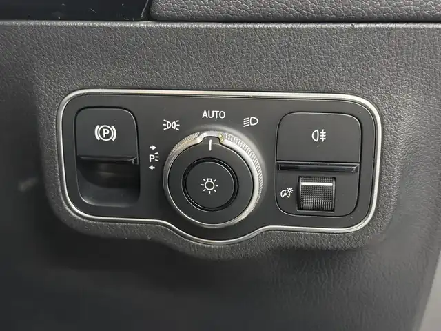 メルセデス・ベンツ Ｂ２００ｄ AMGライン 三重県 2020(令2)年 2.4万km デジタルホワイト ディーゼル・ターボ/FF/MTモード付コラム8AT/10.25インチナビ MBUX/（AM/FM/TV/USB-C/Bluetooth/CarPlay/AndroidAuto）/360°カメラシステム*/ドライブレコーダー 前後/ETC2.0/安全/レーダーセーフティパッケージ*/●PRE-SAFEブレーキ、PRE-SAFE＋/●アクティブレーンキーピングアシスト/●ブラインドスポットアシスト/●アクティブディスタンスアシスト・ディストロニック（追従走行・自動再発進機能付クルコン）/●パークトロニック（コーナーセンサー）/●アクティブパーキングアシスト/●レーンチェンジアシスト/●アテンションアシスト/など/装備/【AMGライン*】/●18インチ5ツインスポークAW/●ステンレスペダル/●アダプティブハイビームアシスト・プラス/【アドバンスドパッケージ*】/●ヘッドアップディスプレイ/●アドバンスドサウンドシステム（10スピーカー）/・ハーフレザーシート/・シートヒーター（D/N）/・メモリー付12wayパワーシート（D/N）/・左右独立オートエアコン/・LEDインテリジェントライトシステム/・オートトランク/など/*…メーカーOP