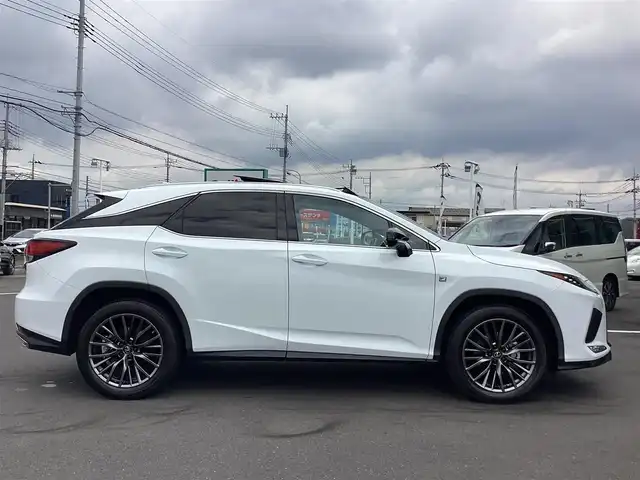 レクサス ＲＸ 300 Fスポーツ 栃木県 2019(令1)年 4.2万km ホワイトノーヴァガラスフレーク 新車時保証書/取扱説明書/記録簿/　（R6/11/17、R2/12/4）/純正12.3インチディスプレイオーディオ/ 　（フルセグTV/BT/SD/CD・DVD/USB/ラジオ）/レクサス・セーフティ・システム＋/　・プリクラッシュセーフティ/　・レーントレーシングアシスト/　・アダプティブハイビームシステム/　・オートマチックハイビーム/　・ロードサインアシスト/　・レーダークルーズコントロール/　・先行車発進告知機能/純正ドライブレコーダー/プッシュスタート/ステアリングスイッチ/パドルシフト/オートライト/オートハイビーム/純正LEDヘッドライト/パノラマムーンルーフ/ヘッドアップディスプレイ/ビルトインETC2.0/フロントシートヒーター/シートベンチレーター/フロントパワーシート/ステアリングヒーター/アイドリングストップ/パワーバックドア/ブレーキホールドスイッチ/ドライブモードスイッチ（ノーマル/スポーツ/Eco)/BSMドアミラーインジケーター/リアドアサンシェード/リア電動リクライニングシート/純正フロアマット/タイヤサイズ　235/55/R20