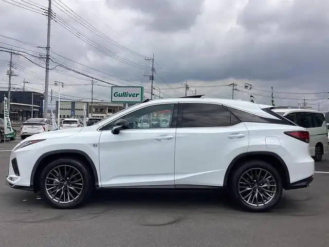 レクサス ＲＸ 300 Fスポーツ 栃木県 2019(令1)年 4.2万km ホワイトノーヴァガラスフレーク 新車時保証書/取扱説明書/記録簿/　（R6/11/17、R2/12/4）/純正12.3インチディスプレイオーディオ/ 　（フルセグTV/BT/SD/CD・DVD/USB/ラジオ）/レクサス・セーフティ・システム＋/　・プリクラッシュセーフティ/　・レーントレーシングアシスト/　・アダプティブハイビームシステム/　・オートマチックハイビーム/　・ロードサインアシスト/　・レーダークルーズコントロール/　・先行車発進告知機能/純正ドライブレコーダー/プッシュスタート/ステアリングスイッチ/パドルシフト/オートライト/オートハイビーム/純正LEDヘッドライト/パノラマムーンルーフ/ヘッドアップディスプレイ/ビルトインETC2.0/フロントシートヒーター/シートベンチレーター/フロントパワーシート/ステアリングヒーター/アイドリングストップ/パワーバックドア/ブレーキホールドスイッチ/ドライブモードスイッチ（ノーマル/スポーツ/Eco)/BSMドアミラーインジケーター/リアドアサンシェード/リア電動リクライニングシート/純正フロアマット/タイヤサイズ　235/55/R20
