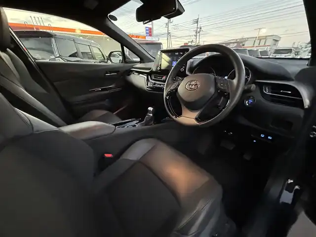 トヨタ Ｃ－ＨＲ G モード ネロ セーフティプラス 岡山県 2021(令3)年 3.9万km ブラックマイカ 純正8インチディスプレイオーディオ/AM/FM/TV/BT/Miracast/Toyota Safety Sense/・プリクラッシュセーフティ/・レーンディパーチャーアラート/・オートマチックハイビーム/パノラミックビューモニター/ブラインドスポットモニター/レーダークルーズコントロール/コーナーセンサー/前後ドライブレコーダー/純正18インチAW/純正フロアマット/LEDヘッドライト/ハーフレザー/シートヒーター/プッシュスタート/スマートキー/ETC