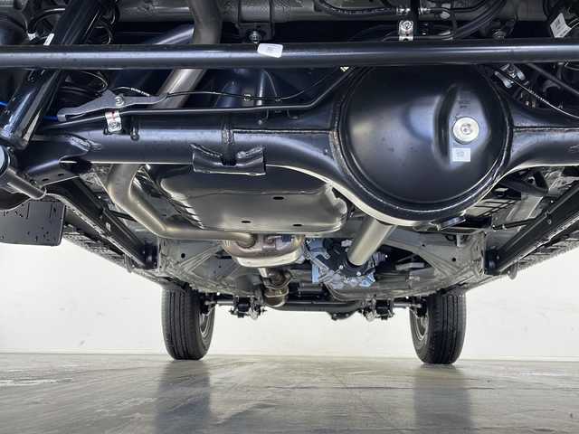 スズキ ジムニー ノマド FC 長野県 2025(令7)年 0.1万km未満 緑 4WD/届出済未使用車/登録時走行距離：25km/アダプティブクルーズコントロール/レーンキープアシスト/車線逸脱警報/衝突軽減ブレーキ/後方コーナーセンサー/アイドリングストップ/オートマチックハイビーム/ダウンヒルアシストコントロール/センターデフロック/ビルトインETC/LEDヘッドライト/オートライト/ヘッドライトウォーッシャー/電動格納ミラー/ウィンカーミラー/ドアミラーヒーター/純正15インチAW装着/プッシュスタート/スマートキー/スペアキー1本