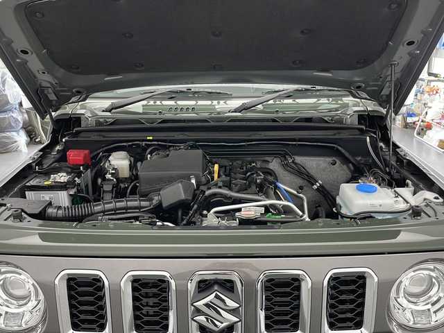 スズキ ジムニー ノマド FC 長野県 2025(令7)年 0.1万km未満 緑 4WD/届出済未使用車/登録時走行距離：25km/アダプティブクルーズコントロール/レーンキープアシスト/車線逸脱警報/衝突軽減ブレーキ/後方コーナーセンサー/アイドリングストップ/オートマチックハイビーム/ダウンヒルアシストコントロール/センターデフロック/ビルトインETC/LEDヘッドライト/オートライト/ヘッドライトウォーッシャー/電動格納ミラー/ウィンカーミラー/ドアミラーヒーター/純正15インチAW装着/プッシュスタート/スマートキー/スペアキー1本