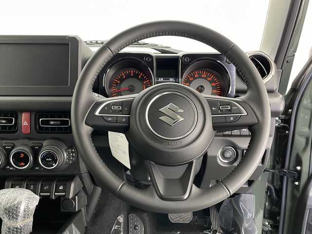 スズキ ジムニー ノマド FC 長野県 2025(令7)年 0.1万km未満 緑 4WD/届出済未使用車/登録時走行距離：25km/アダプティブクルーズコントロール/レーンキープアシスト/車線逸脱警報/衝突軽減ブレーキ/後方コーナーセンサー/アイドリングストップ/オートマチックハイビーム/ダウンヒルアシストコントロール/センターデフロック/ビルトインETC/LEDヘッドライト/オートライト/ヘッドライトウォーッシャー/電動格納ミラー/ウィンカーミラー/ドアミラーヒーター/純正15インチAW装着/プッシュスタート/スマートキー/スペアキー1本