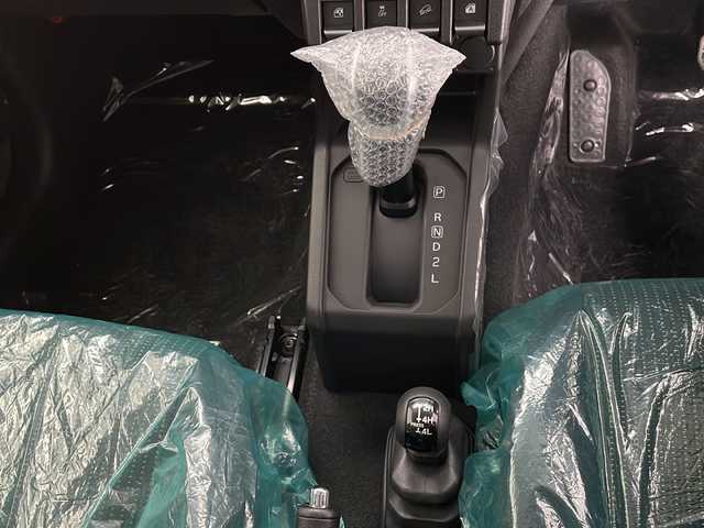 スズキ ジムニー ノマド FC 長野県 2025(令7)年 0.1万km未満 緑 4WD/届出済未使用車/登録時走行距離：25km/アダプティブクルーズコントロール/レーンキープアシスト/車線逸脱警報/衝突軽減ブレーキ/後方コーナーセンサー/アイドリングストップ/オートマチックハイビーム/ダウンヒルアシストコントロール/センターデフロック/ビルトインETC/LEDヘッドライト/オートライト/ヘッドライトウォーッシャー/電動格納ミラー/ウィンカーミラー/ドアミラーヒーター/純正15インチAW装着/プッシュスタート/スマートキー/スペアキー1本