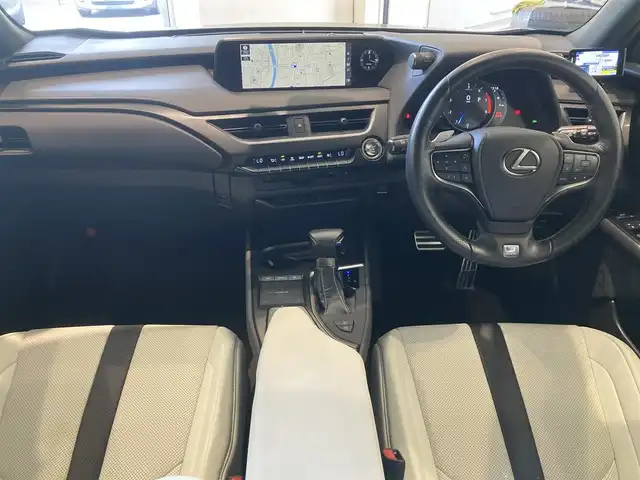 レクサス ＵＸ 200 Fスポーツ 熊本県 2019(令1)年 5万km ソニックチタニウム ・スマートキー/・プッシュスタート/・プリクラッシュセーフティ/・レーントレーシングアラート/・ブラインドスポットモニター/・パーキングサポートアラート/・道路標識認識/・先行車発進告知/・オートマチックハイビーム/・クルーズコントロール(追従式)/・アイボリー革シート/・前席パワーシート/・前席シートヒーター /・ハンドルヒーター /・純正メモリナビ/　【BD・Bluetooth・USB・SD・AUX・MSV】/・フルセグTV/・全方位カメラ/・ETC2.0/・ドライブレコーダー(前後録画)/・GPSレーダー/・パワーバックドア/・LEDヘッドランプ/・LEDフォグランプ/・純正マット/・純正バイザー