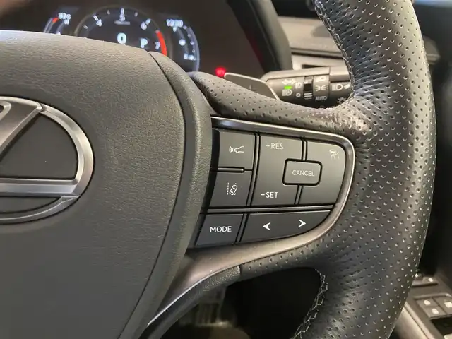 レクサス ＵＸ 200 Fスポーツ 熊本県 2019(令1)年 5万km ソニックチタニウム ・スマートキー/・プッシュスタート/・プリクラッシュセーフティ/・レーントレーシングアラート/・ブラインドスポットモニター/・パーキングサポートアラート/・道路標識認識/・先行車発進告知/・オートマチックハイビーム/・クルーズコントロール(追従式)/・アイボリー革シート/・前席パワーシート/・前席シートヒーター /・ハンドルヒーター /・純正メモリナビ/　【BD・Bluetooth・USB・SD・AUX・MSV】/・フルセグTV/・全方位カメラ/・ETC2.0/・ドライブレコーダー(前後録画)/・GPSレーダー/・パワーバックドア/・LEDヘッドランプ/・LEDフォグランプ/・純正マット/・純正バイザー