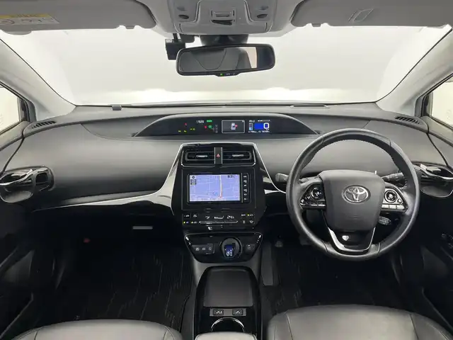 トヨタ プリウス A ツーリングセレクション 富山県 2019(令1)年 6.2万km アティチュードブラックマイカ 純正メモリナビ　　/フルセグ　ＢＴ　ＤＶＤ　/全方位カメラ　/ＥＴＣ２．０　/スマートキー　/スペアキー/レーダークルーズ　/ＬＥＤオートライト　/レザーシート　　/シートヒーター　/ＡＣ１００Ｖ　/ＨＵＤ　/ＢＳＭ/パーキングアシスト/社外AW付き冬タイヤ4本車載/トヨタセーフティセンス/パワーシート /ドライブレコーダー/4WD/オートハイビーム