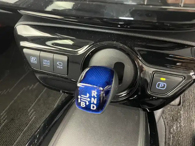 トヨタ プリウス A ツーリングセレクション 富山県 2019(令1)年 6.2万km アティチュードブラックマイカ 純正メモリナビ　　/フルセグ　ＢＴ　ＤＶＤ　/全方位カメラ　/ＥＴＣ２．０　/スマートキー　/スペアキー/レーダークルーズ　/ＬＥＤオートライト　/レザーシート　　/シートヒーター　/ＡＣ１００Ｖ　/ＨＵＤ　/ＢＳＭ/パーキングアシスト/社外AW付き冬タイヤ4本車載/トヨタセーフティセンス/パワーシート /ドライブレコーダー/4WD/オートハイビーム