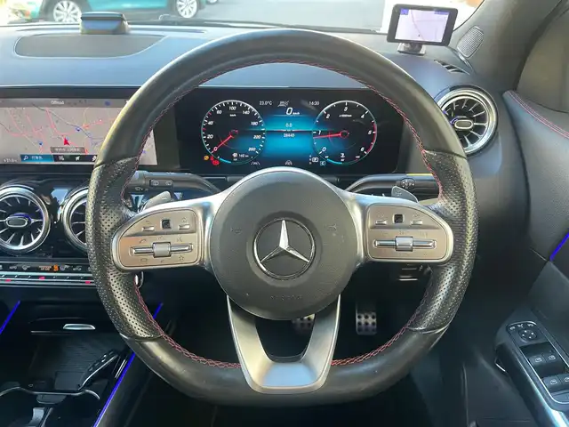 メルセデス・ベンツ ＧＬＡ２００ｄ 4マチック AMGライン 山梨県 2021(令3)年 2.9万km ポーラホワイト １オーナー/パノラマＳＲ/黒半革/シートＨ　/純正ＨＤＤナビ　/フルセグ　/ＡｐｐｌｅＣａｒＰｌａｙ　/ＡｎｄｒｏｉｄＡｕｔｏ　/全方位カメラ　/ＬＥＤヘッドライト　/オートハイビーム　/パワーバックドア　/フットオープナ/パドルシフト/社外レーダー/
