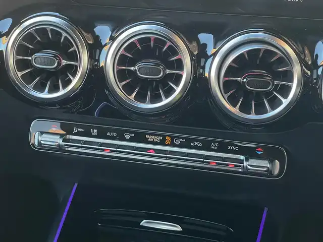 メルセデス・ベンツ ＧＬＡ２００ｄ 4マチック AMGライン 山梨県 2021(令3)年 2.9万km ポーラホワイト １オーナー/パノラマＳＲ/黒半革/シートＨ　/純正ＨＤＤナビ　/フルセグ　/ＡｐｐｌｅＣａｒＰｌａｙ　/ＡｎｄｒｏｉｄＡｕｔｏ　/全方位カメラ　/ＬＥＤヘッドライト　/オートハイビーム　/パワーバックドア　/フットオープナ/パドルシフト/社外レーダー/