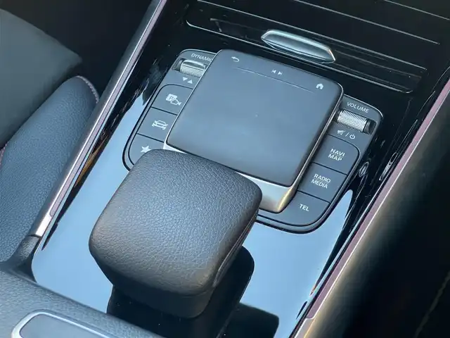 メルセデス・ベンツ ＧＬＡ２００ｄ 4マチック AMGライン 山梨県 2021(令3)年 2.9万km ポーラホワイト １オーナー/パノラマＳＲ/黒半革/シートＨ　/純正ＨＤＤナビ　/フルセグ　/ＡｐｐｌｅＣａｒＰｌａｙ　/ＡｎｄｒｏｉｄＡｕｔｏ　/全方位カメラ　/ＬＥＤヘッドライト　/オートハイビーム　/パワーバックドア　/フットオープナ/パドルシフト/社外レーダー/