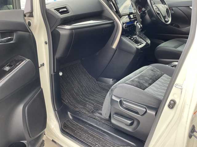 トヨタ アルファード S Aパッケージ 兵庫県 2019(令1)年 3万km ラグジュアリーホワイトパールクリスタルシャインガラスフレーク ・純正10インチナビ（TV・BT・DVD・CD・HDMI・USB）/・フリップダウンモニター/・バックカメラ/・ビルトインETC/・両側パワースライドドア/・レーダークルーズコントロール/・トヨタセーフティセンス/・レーントレーシングアラート/・クリアランスソナー/・パーキングサポートブレーキ/・プリクラッシュセーフティ/・ロードサインアシスト/・nanoe/・先行者発進告知/・LEDオートライト/・LEDフォグランプ/・オートマチックハイビーム/・横滑り防止装置/・電動パーキングブレーキ/・ブレーキホールド/・2列目オットマンシート/・シートリフター/・ALL AUTO PW/・純正18インチアルミホイール/・純正フロアマット/・ステアリングリモコン/・ドアバイザー/・スマートキー/・スペアキー/・プッシュスタート/・電動格納ミラー/・ウインカーミラー/・W＋サイドエアバック/・カーテンエアバック