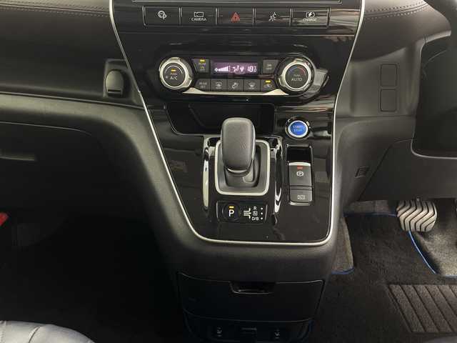 日産 セレナ e－パワー ハイウェイスター G 鹿児島県 2020(令2)年 5.5万km ダイヤモンドブラック 純正１０インチナビ　プロパイロット　１１インチフリップダウンモニター　衝突軽減ブレーキ　アラウンドビューモニター　両側パワースライドドア　ビルトインＥＴＣ　シートヒーター　デジタルインナーミラー