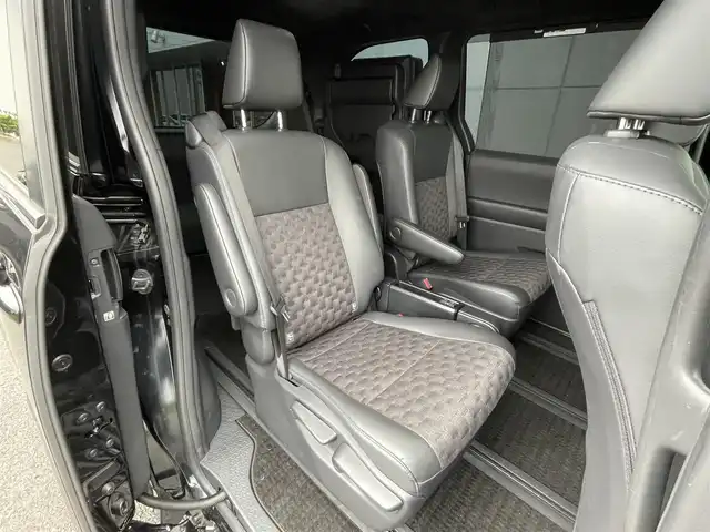 トヨタ ヴォクシー ハイブリッド S－Z 千葉県 2023(令5)年 1.5万km アティチュードブラックマイカ １０．５型純正ナビ　/１４型有機ＥＬフリップダウンモニタ　/３６０°カメラ　/３眼ＬＥＤヘッドライト　/電動パーキングブレーキ　/両側電動スライド　/シートヒーター　/１００Ｖ電源　　/ＥＴＣ２．０　/パーキングアシスト /DVD再生