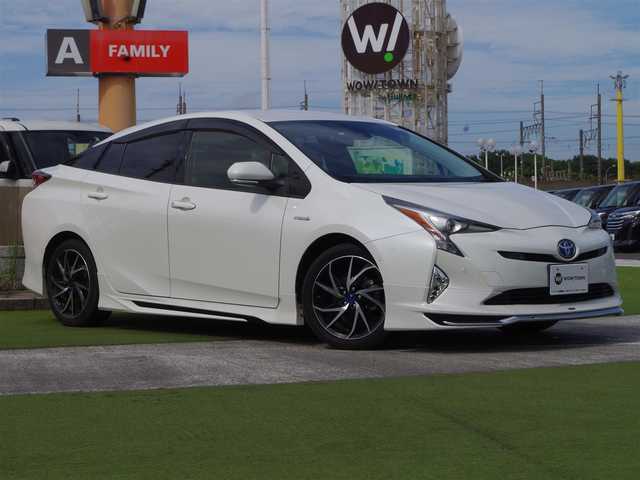 トヨタ プリウス Sセーフティプラス 大阪府 2017(平29)年 6.9万km ホワイトパールクリスタルシャイン Toyota Safety Sense/・プリクラッシュセーフティ/・レーンディパーチャーアラート/・オートハイビーム/純正SDナビ/ワンセグTV/【CD再生機能　Bluetooth接続】/バックカメラ/革巻きステアリング/ETC/LEDヘッドライト/ウインカーミラー/クリアランスソナー/モデリスタフルエアロ/モデリスタ17インチアルミホイール/サイド/カーテンエアバッグ/スマートキー
