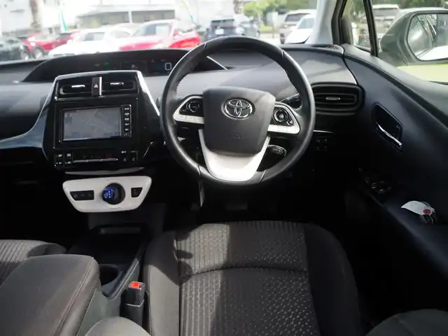 トヨタ プリウス Sセーフティプラス 大阪府 2017(平29)年 6.9万km ホワイトパールクリスタルシャイン Toyota Safety Sense/・プリクラッシュセーフティ/・レーンディパーチャーアラート/・オートハイビーム/純正SDナビ/ワンセグTV/【CD再生機能　Bluetooth接続】/バックカメラ/革巻きステアリング/ETC/LEDヘッドライト/ウインカーミラー/クリアランスソナー/モデリスタフルエアロ/モデリスタ17インチアルミホイール/サイド/カーテンエアバッグ/スマートキー
