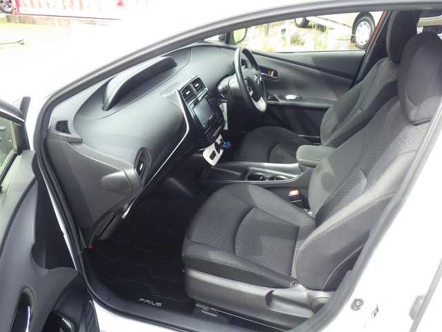 トヨタ プリウス Sセーフティプラス 大阪府 2017(平29)年 6.9万km ホワイトパールクリスタルシャイン Toyota Safety Sense/・プリクラッシュセーフティ/・レーンディパーチャーアラート/・オートハイビーム/純正SDナビ/ワンセグTV/【CD再生機能　Bluetooth接続】/バックカメラ/革巻きステアリング/ETC/LEDヘッドライト/ウインカーミラー/クリアランスソナー/モデリスタフルエアロ/モデリスタ17インチアルミホイール/サイド/カーテンエアバッグ/スマートキー