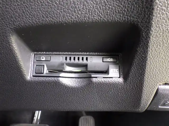 トヨタ プリウス Sセーフティプラス 大阪府 2017(平29)年 6.9万km ホワイトパールクリスタルシャイン Toyota Safety Sense/・プリクラッシュセーフティ/・レーンディパーチャーアラート/・オートハイビーム/純正SDナビ/ワンセグTV/【CD再生機能　Bluetooth接続】/バックカメラ/革巻きステアリング/ETC/LEDヘッドライト/ウインカーミラー/クリアランスソナー/モデリスタフルエアロ/モデリスタ17インチアルミホイール/サイド/カーテンエアバッグ/スマートキー