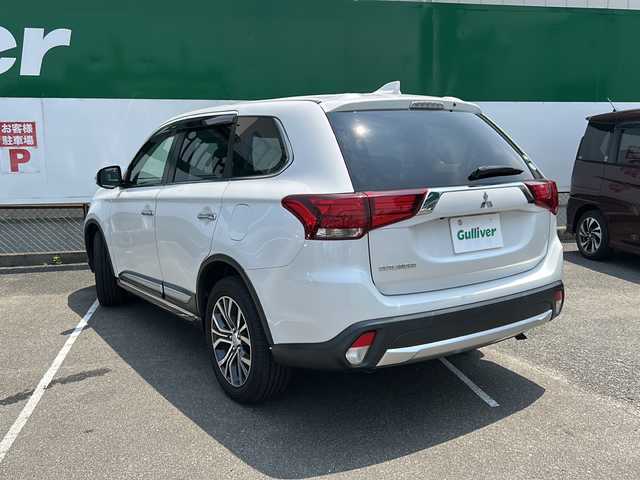 三菱 アウトランダー 24G ナビパッケージ 福島県 2017(平29)年 10.6万km シルキーホワイト ４ＷＤ/純正メモリナビ＆フルセグＴＶ/（ＤＶＤ＆ＢＴ＆ＣＤ＆ＳＤ）/バックカメラ/衝突軽減ブレーキ/レーダークルーズコントロール/レーンキープアシスト/ＥＴＣ/純正１８inアルミホイール/オートライト/ＬＥＤライト/オートハイビーム/フォグランプ/ウィンカーミラー/電動格納ミラー/スマートキー/プッシュスタート/Ｗ＋サイドエアバッグ/横滑り防止装置/ＡＢＳ/ドアバイザー/フロアマット/新車保証書/取扱説明書