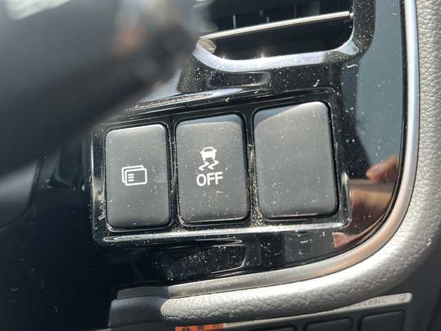 三菱 アウトランダー 24G ナビパッケージ 福島県 2017(平29)年 10.6万km シルキーホワイト ４ＷＤ/純正メモリナビ＆フルセグＴＶ/（ＤＶＤ＆ＢＴ＆ＣＤ＆ＳＤ）/バックカメラ/衝突軽減ブレーキ/レーダークルーズコントロール/レーンキープアシスト/ＥＴＣ/純正１８inアルミホイール/オートライト/ＬＥＤライト/オートハイビーム/フォグランプ/ウィンカーミラー/電動格納ミラー/スマートキー/プッシュスタート/Ｗ＋サイドエアバッグ/横滑り防止装置/ＡＢＳ/ドアバイザー/フロアマット/新車保証書/取扱説明書
