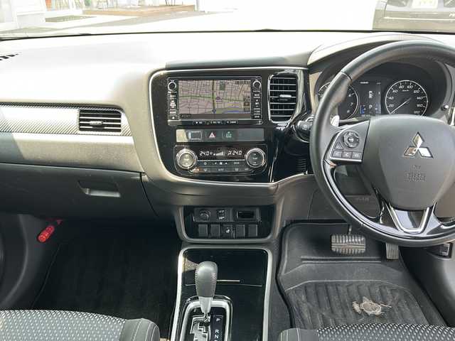 三菱 アウトランダー 24G ナビパッケージ 福島県 2017(平29)年 10.6万km シルキーホワイト ４ＷＤ/純正メモリナビ＆フルセグＴＶ/（ＤＶＤ＆ＢＴ＆ＣＤ＆ＳＤ）/バックカメラ/衝突軽減ブレーキ/レーダークルーズコントロール/レーンキープアシスト/ＥＴＣ/純正１８inアルミホイール/オートライト/ＬＥＤライト/オートハイビーム/フォグランプ/ウィンカーミラー/電動格納ミラー/スマートキー/プッシュスタート/Ｗ＋サイドエアバッグ/横滑り防止装置/ＡＢＳ/ドアバイザー/フロアマット/新車保証書/取扱説明書